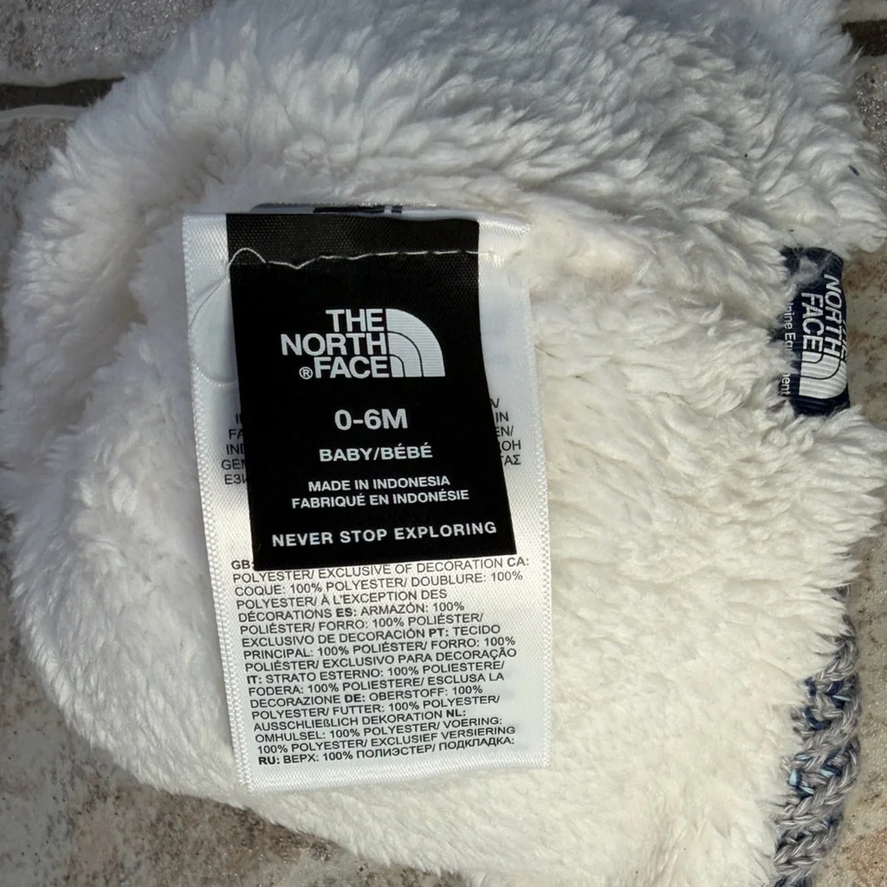 The North Face kids winter Pom Pom hat, infant 0-6 months